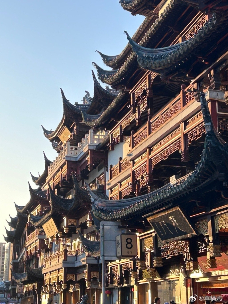 上海有现代摩天大楼及传统中式建筑。 （微博）
