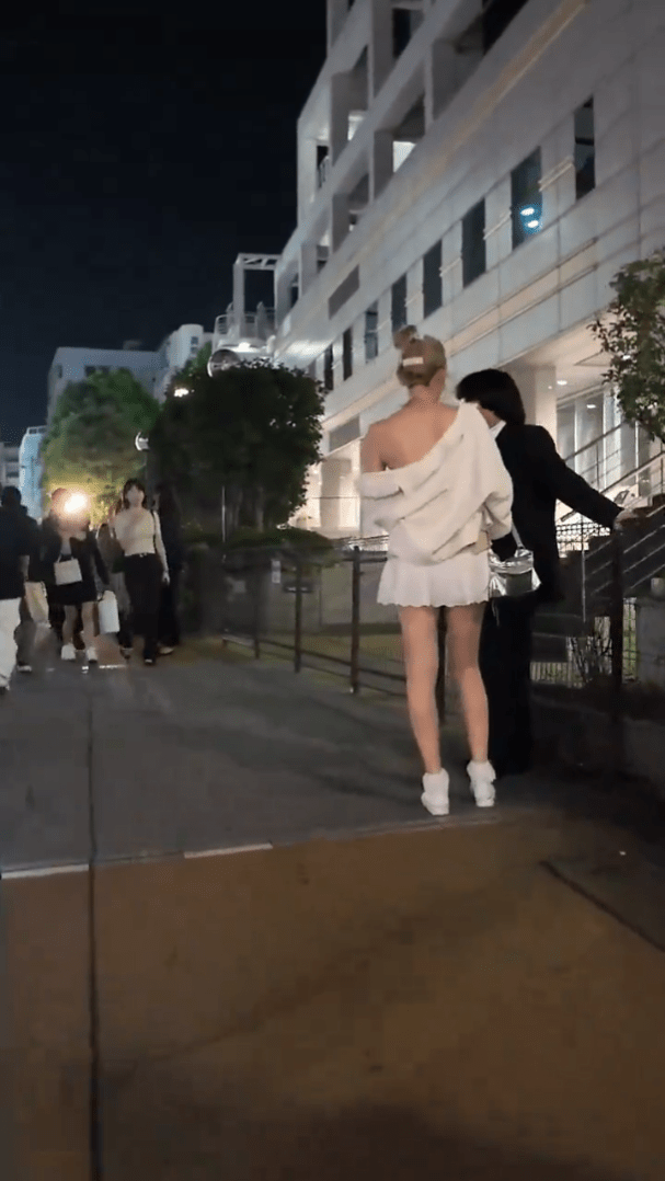 大久保医院外可见不少年轻女性。 大久保医院外可见不少年轻女性。