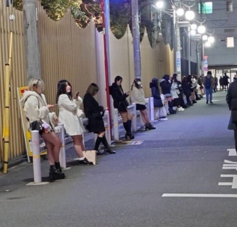 年轻女性在大久保公园“企街”。 年轻女性在大久保公园“企街”。
