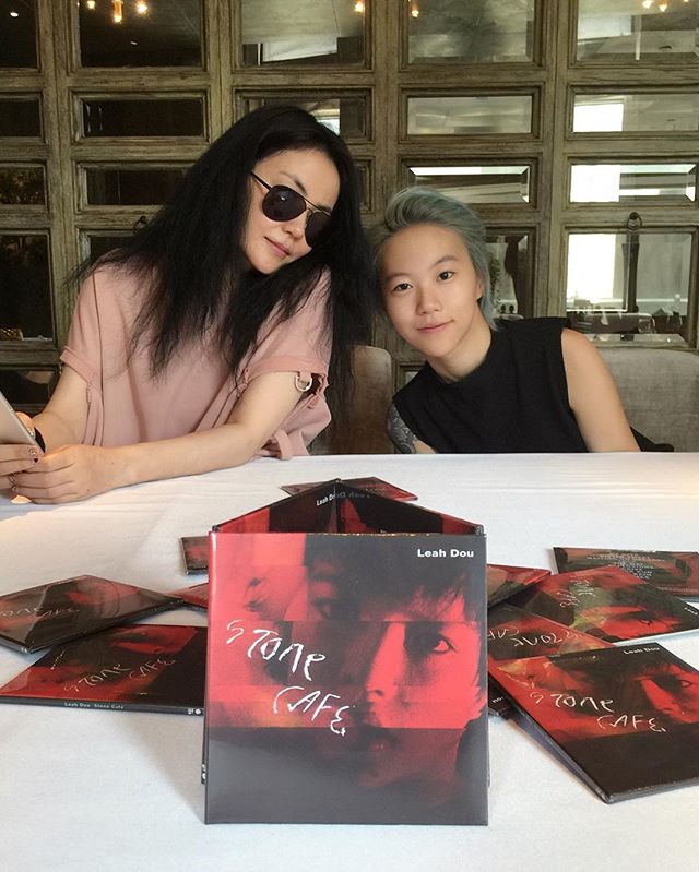 王菲与大女窦靖童关系亲密。 王菲与大女窦靖童关系亲密。