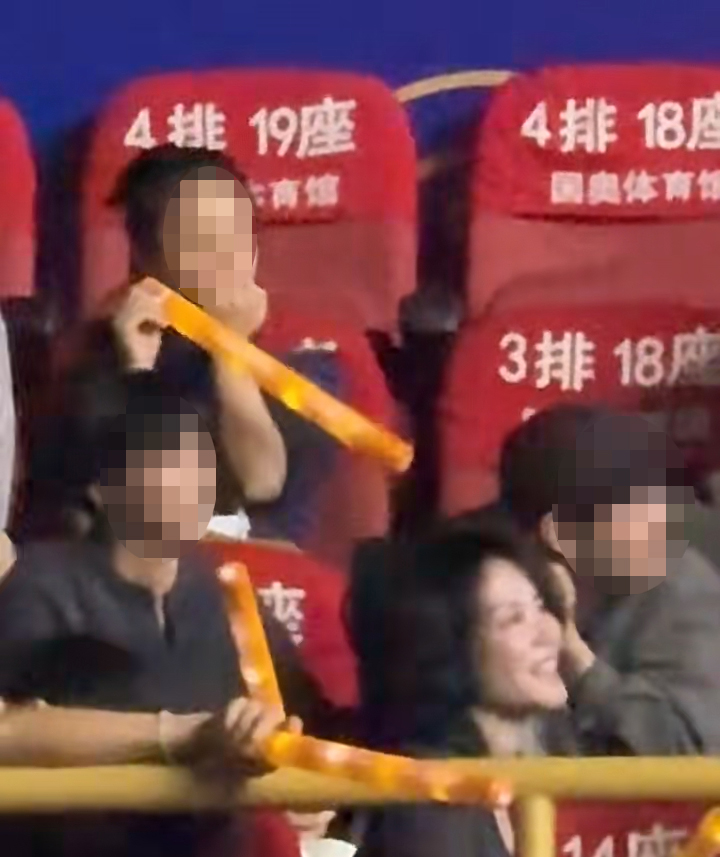 王菲的天后气场强劲抢去女儿窦靖童的风头。 王菲的天后气场强劲抢去女儿窦靖童的风头。