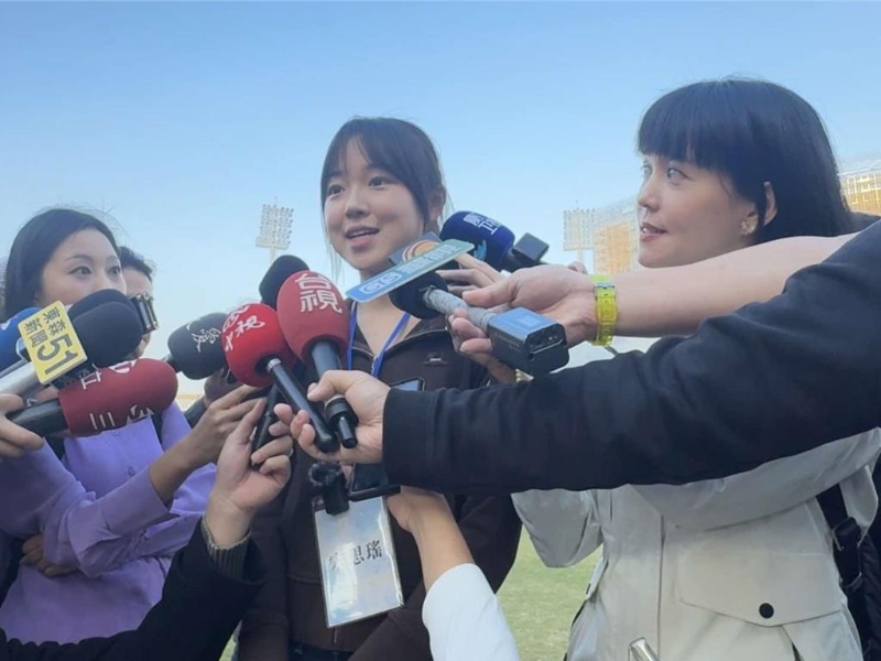 大陆高校师生访问团1日下午赴台中洲际棒球场,被问及中国台北队在世界12强棒球赛中夺冠,复旦大学经济学院大四生宋思瑶表示,代表师生访问团祝贺中国台北队,希望大陆和台湾同胞像中信兄弟英文队名中的“Brothers”一样,一起为祖国在棒球领域更上一层楼。 大陆高校师生访问团1日下午赴台中洲际棒球场,被问及中国台北队在世界12强棒球赛中夺冠,复旦大学经济学院大四生宋思瑶表示,代表师生访问团祝贺中国台北队,希望大陆和台湾同胞像中信兄弟英文队名中的“Brothers”一样,一起为祖国在棒球领域更上一层楼。