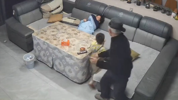 浙江女孩玩手机触电惨叫