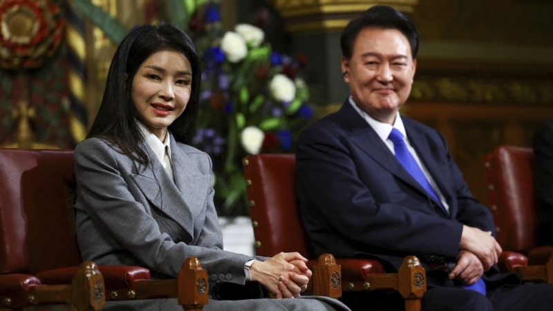 韩国总统尹锡悦(右)与妻子金建希去年11月21日访问英国在伦敦留影。 韩国总统尹锡悦(右)与妻子金建希去年11月21日访问英国在伦敦留影。
