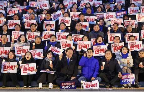 韩国主要反对党共同民主党领袖李在明(前中)及其党员在国会集会,谴责尹锡悦。 韩国主要反对党共同民主党领袖李在明(前中)及其党员在国会集会,谴责尹锡悦。