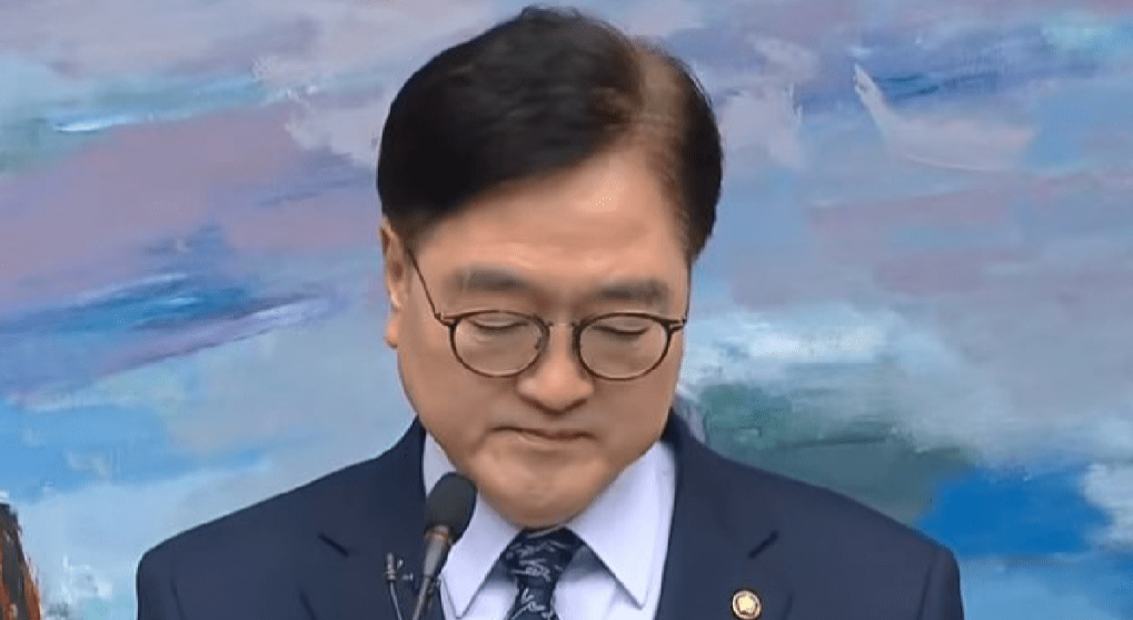 国会议长禹元植发表电视讲话。 国会议长禹元植发表电视讲话。