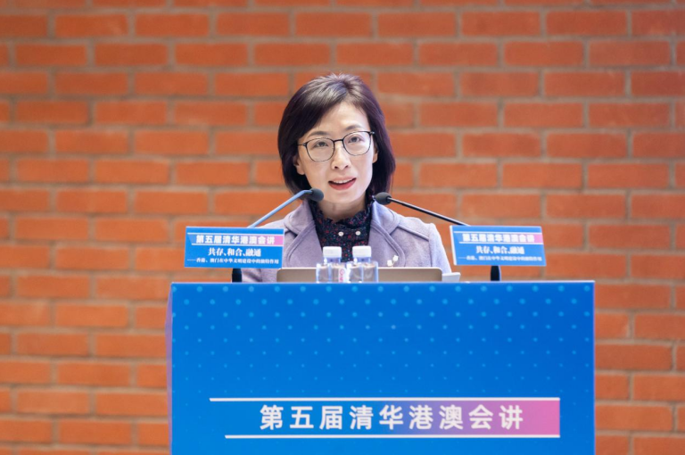穆欣欣作主旨演讲 穆欣欣作主旨演讲
