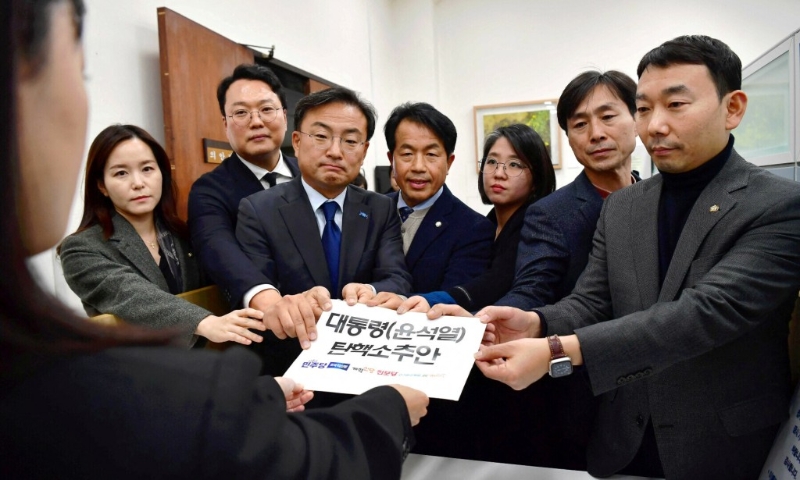 韩国在野党向国民议会提交弹劾动议。 路透社 韩国在野党向国民议会提交弹劾动议。 路透社