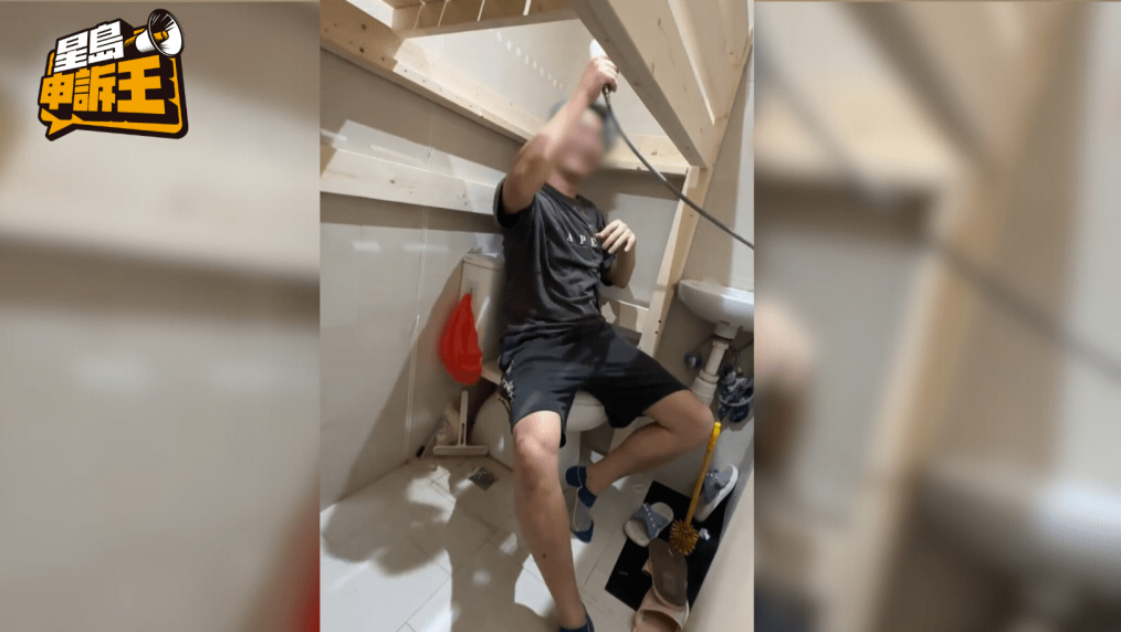 工人洗澡如厕时,需要拿起上格床板才可垂直上半身。 工人洗澡如厕时,需要拿起上格床板才可垂直上半身。
