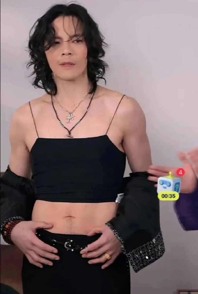 向佐在直播带货期间穿上多套女装。 向佐在直播带货期间穿上多套女装。