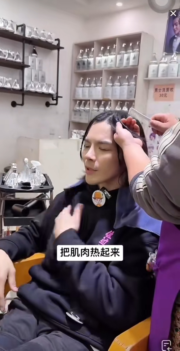 向佐身穿黑色卫衣并坐在镜前等待“晓华”为他梳理头发,但他突然情绪激动地狂打自己心口,并说:“哇很想打自己哇,把肌肉热起来”。 向佐身穿黑色卫衣并坐在镜前等待“晓华”为他梳理头发,但他突然情绪激动地狂打自己心口,并说:“哇很想打自己哇,把肌肉热起来”。