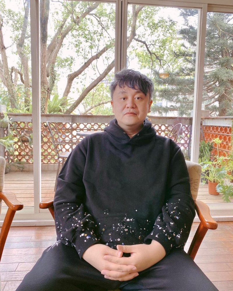 前《木曜4超玩》制作人李俊杰与陈百祥有几分相似。