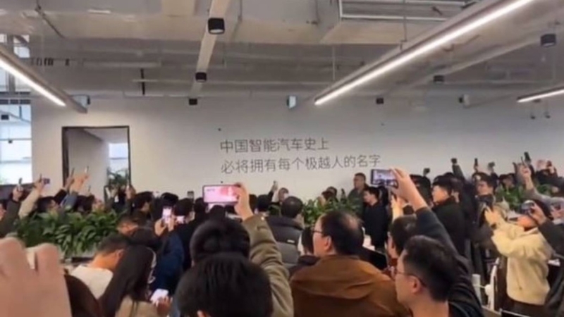 极越汽车在公司总部包围CEO，要求他交出护照以防“走佬”。