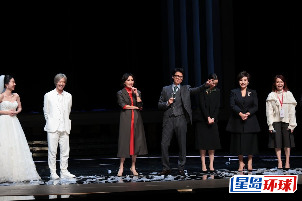 黄子华和刘嘉玲主演合共58场的舞台剧《香港式离婚》,昨晚在香港演艺学院开锣。 黄子华和刘嘉玲主演合共58场的舞台剧《香港式离婚》,昨晚在香港演艺学院开锣。