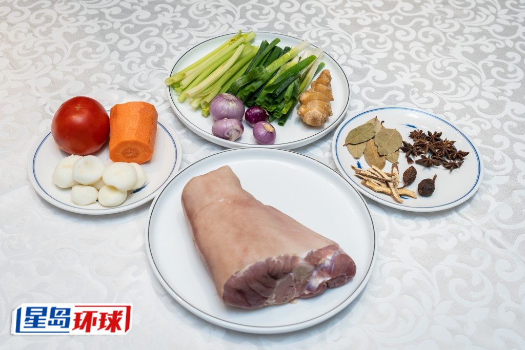 以多种蔬菜及香料为猪手提升鲜味。 以多种蔬菜及香料为猪手提升鲜味。