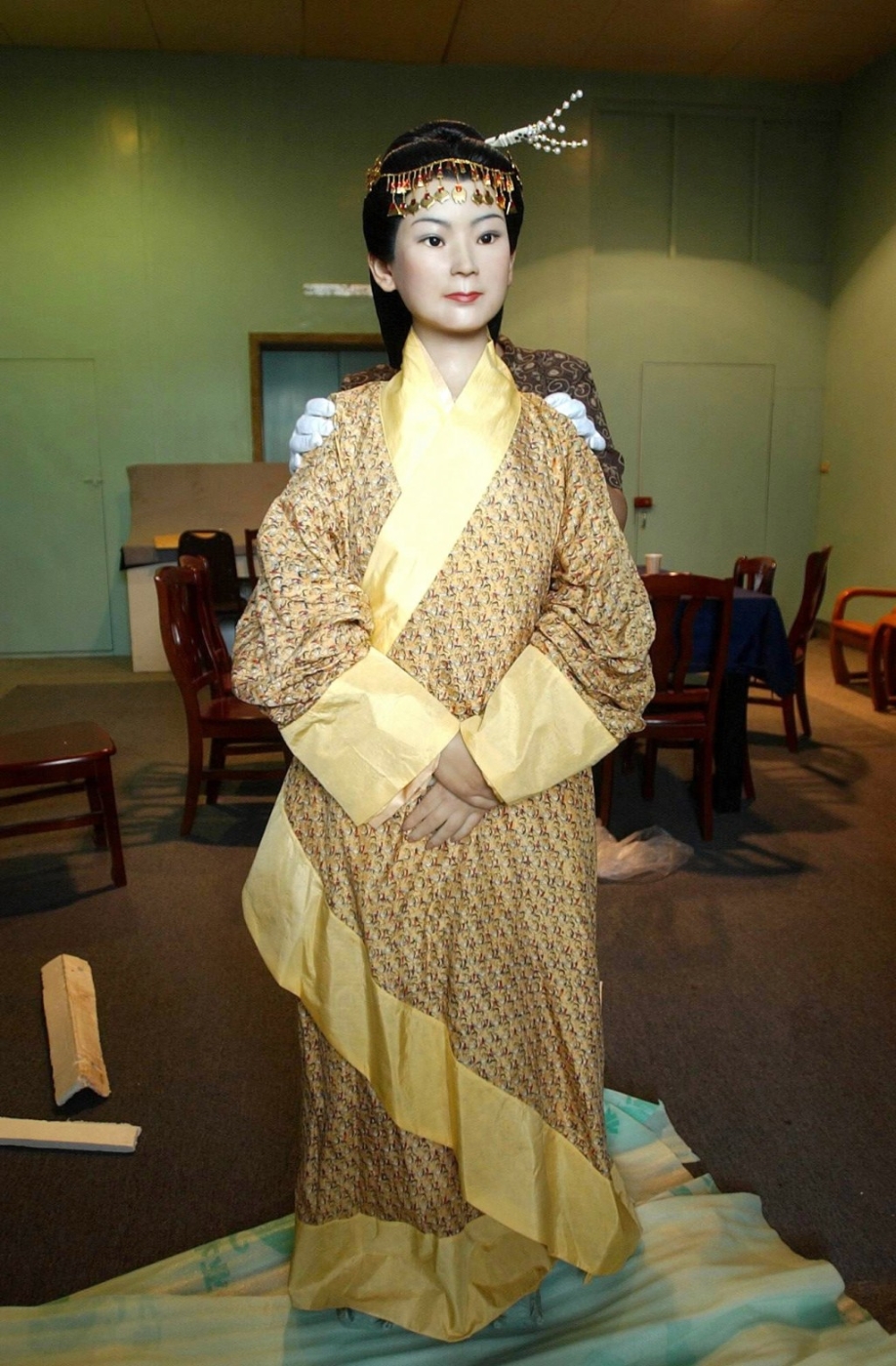 辛追夫人的复原塑像。
