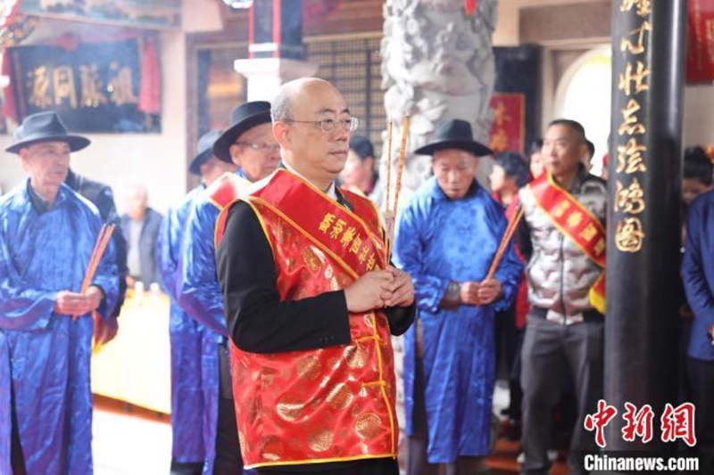 前“立委”郭正亮(中)昨天前往大陆福建省漳州祭祖。 前“立委”郭正亮(中)昨天前往大陆福建省漳州祭祖。