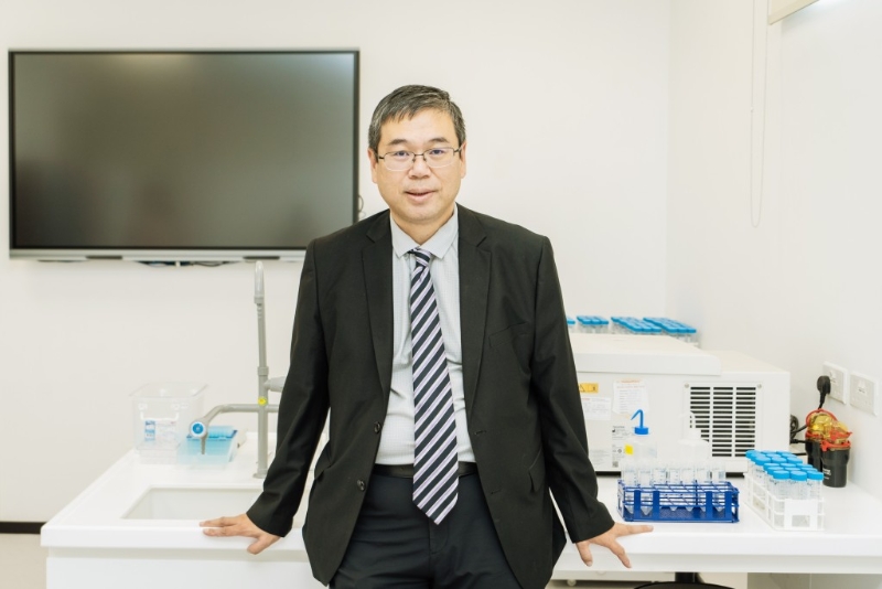 岭南大学跨学科学院院长及跨学科讲座教授陈曦在访问当日,带同多个样本展示,包括藏有电池仍可随意弯曲的表带。 岭南大学跨学科学院院长及跨学科讲座教授陈曦在访问当日,带同多个样本展示,包括藏有电池仍可随意弯曲的表带。