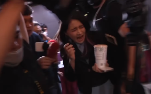 赖品妤曾疑似被摄影机脚架绊倒，却趁机指控记者推倒他，引发热议。