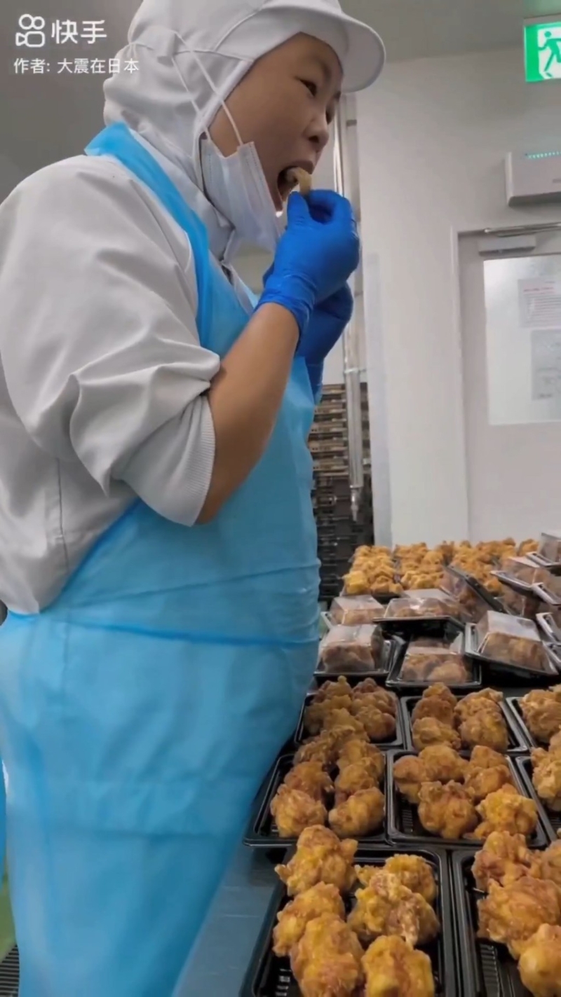 影片见有女工除下口罩偷吃食物。