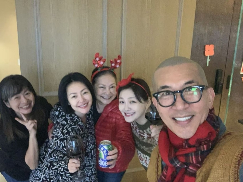 小S昨日分享新相,趁平安夜与妈妈黄春梅、大家姐徐熙娴、二家姐大S、大S老公具俊晔欢度佳节。 小S昨日分享新相,趁平安夜与妈妈黄春梅、大家姐徐熙娴、二家姐大S、大S老公具俊晔欢度佳节。