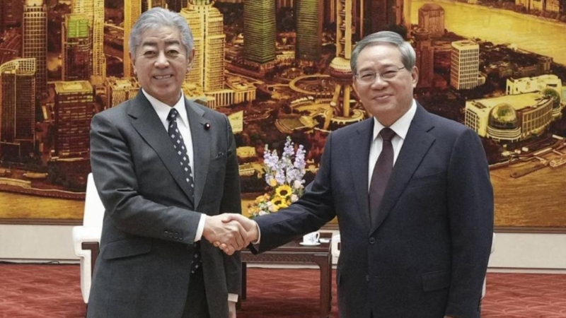 日本外相岩屋毅(左)25日访华与总理李强会面。 美联社 日本外相岩屋毅(左)25日访华与总理李强会面。 美联社