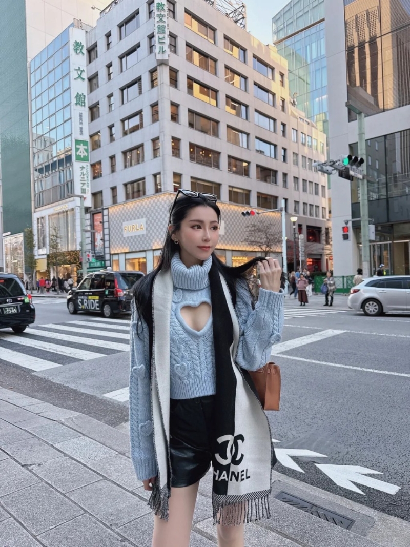 Joann日前疑似真空上阵,性感现身日本街头。 Joann日前疑似真空上阵,性感现身日本街头。