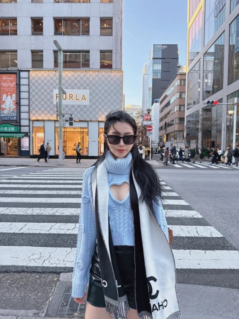 Joann晒腿之余,件心口窿窿衫仲劲抢眼。 Joann晒腿之余,件心口窿窿衫仲劲抢眼。
