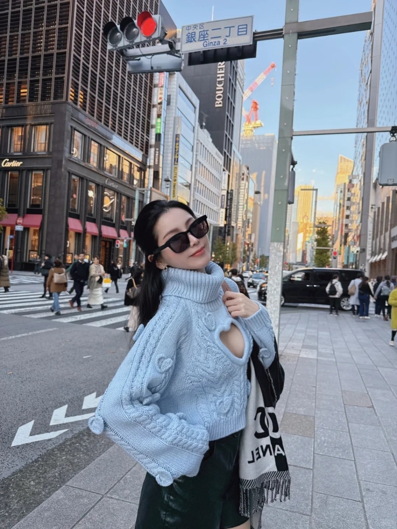 Joann一侧身,就陷入走光边缘。 Joann一侧身,就陷入走光边缘。