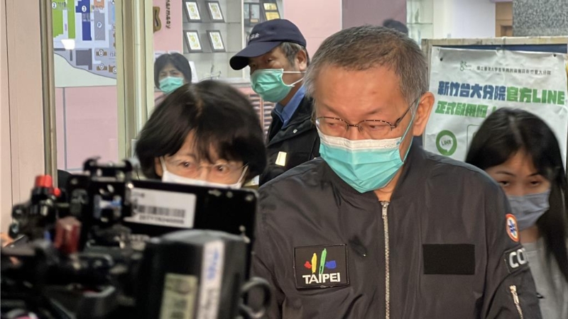 民众党主席柯文哲下午到新竹台大分院新竹医院探望住院中的柯爸爸柯承发,约莫待了1个小时半后离开。 民众党主席柯文哲下午到新竹台大分院新竹医院探望住院中的柯爸爸柯承发,约莫待了1个小时半后离开。