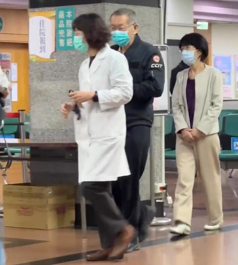 有民众目击柯文哲疑似眼睛稍有不舒服,在探望完柯爸后也在妹妹柯美兰陪同下在眼科挂号就诊。 有民众目击柯文哲疑似眼睛稍有不舒服,在探望完柯爸后也在妹妹柯美兰陪同下在眼科挂号就诊。