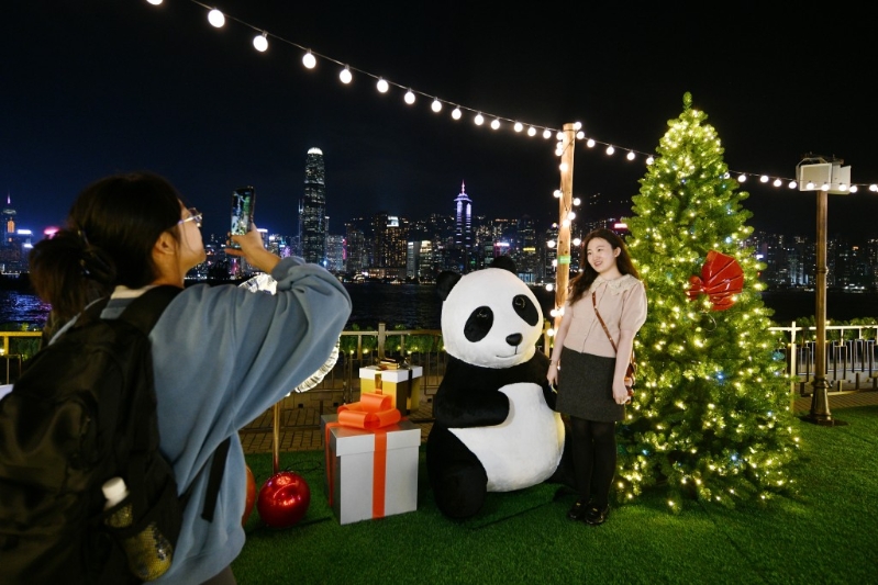 香港缤纷冬日巡礼圣诞小镇将于12月31日晚上7时或更早停止开放入场。 香港缤纷冬日巡礼圣诞小镇将于12月31日晚上7时或更早停止开放入场。