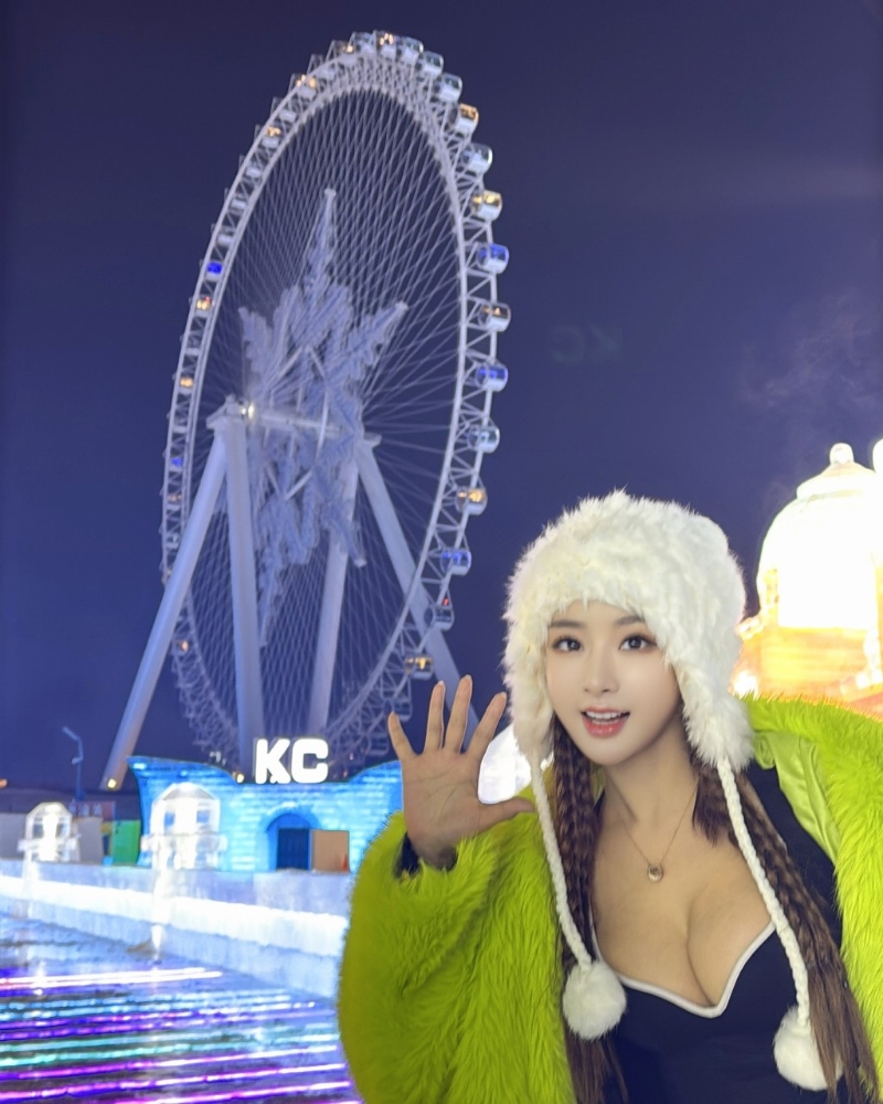 刘子仪日前与好友们去哈尔滨冰雪大世界,虽然天气极度寒冷,但她都大方分享一张在冰天雪地的环境下,极低胸的靓相。 刘子仪日前与好友们去哈尔滨冰雪大世界,虽然天气极度寒冷,但她都大方分享一张在冰天雪地的环境下,极低胸的靓相。