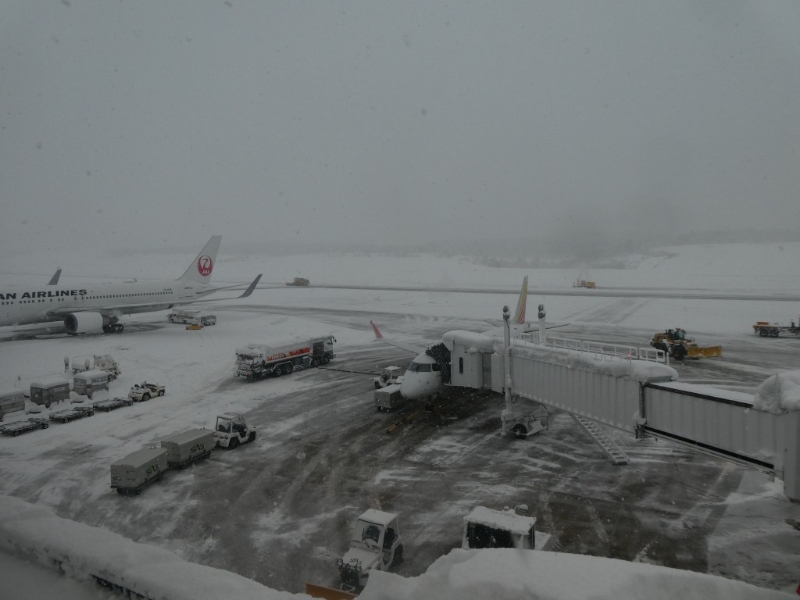 青森机场受到暴雪影响，部分航班停飞。(X@aomoriairport)