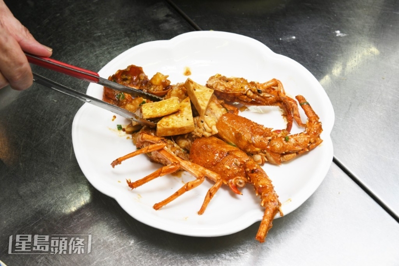 何宝龙师傅创作的麻辣千页龙虾,用香辣配料提味。 何宝龙师傅创作的麻辣千页龙虾,用香辣配料提味。