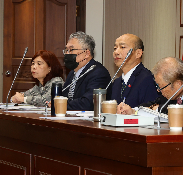 “立法院长”韩国瑜(右二)6日召集朝野党团协商 “立法院长”韩国瑜(右二)6日召集朝野党团协商