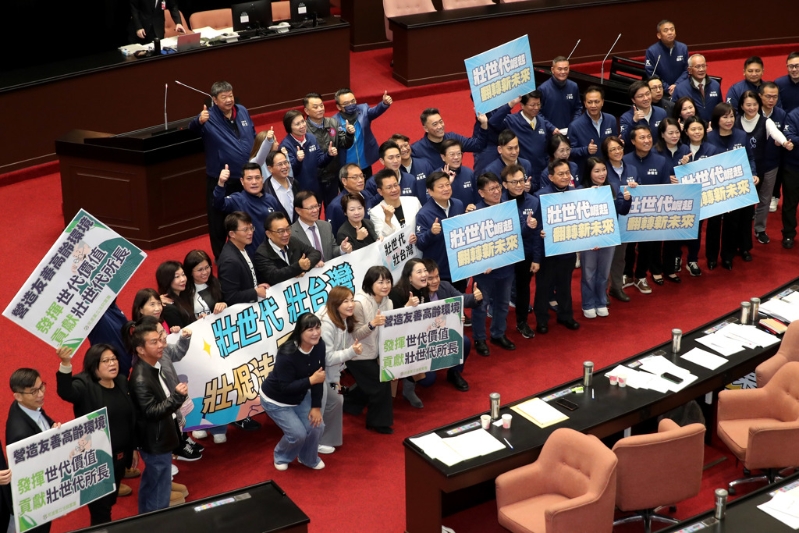 “立法院”7日处理《壮世代政策与产业发展促进法》草案,在朝野三党团高度共识下,顺利立法三读通过,三党“立委”也难得一同在议场内举牌合影。 “立法院”7日处理《壮世代政策与产业发展促进法》草案,在朝野三党团高度共识下,顺利立法三读通过,三党“立委”也难得一同在议场内举牌合影。