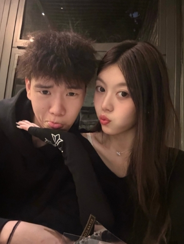 张兴亮与女友合照。微博