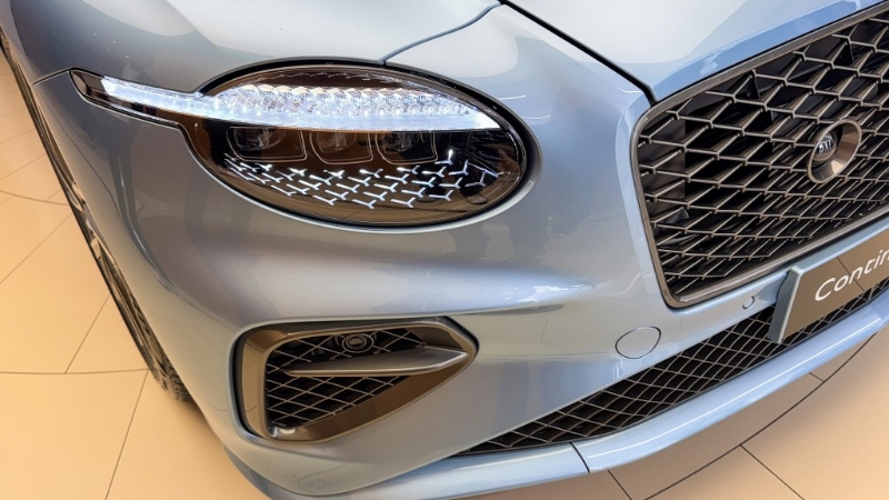 宾利Bentley Continental GTc Speed抵港:车系头灯由双圆改为单圆设计,这也是自上世纪50年代至今,首款配上单圆头灯的量产宾利。 宾利Bentley Continental GTc Speed抵港:车系头灯由双圆改为单圆设计,这也是自上世纪50年代至今,首款配上单圆头灯的量产宾利。