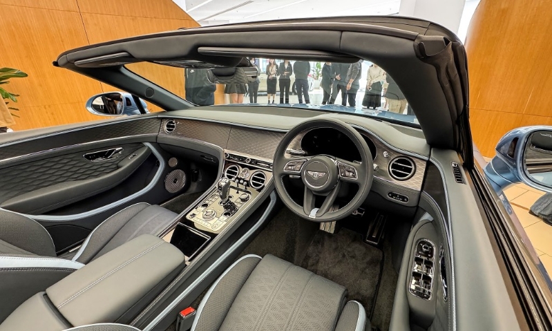 宾利Bentley Continental GTc Speed抵港:2+2四座位双色车厢陈设低调奢华。 宾利Bentley Continental GTc Speed抵港:2+2四座位双色车厢陈设低调奢华。