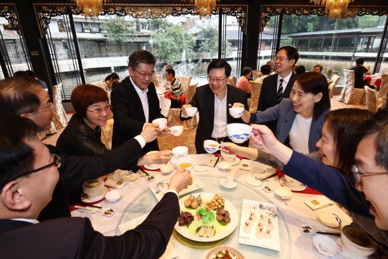 广州老字号粤菜2025|4. 泮溪酒家 2023年4月24日,香港行政长官李家超和广州市长郭永航相约在泮溪酒家饮早茶。(图片来源:李家超@facebook) 广州老字号粤菜2025|4. 泮溪酒家 2023年4月24日,香港行政长官李家超和广州市长郭永航相约在泮溪酒家饮早茶。(图片来源:李家超@facebook)