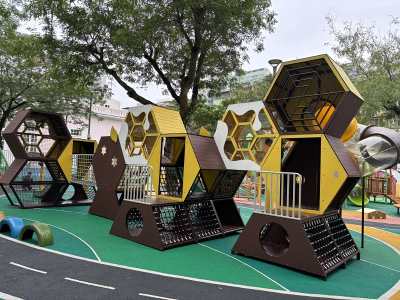 以自然丛林探险作主题的二龙喉公园儿童游乐场于2023年建造完成，设施仍很簇新。