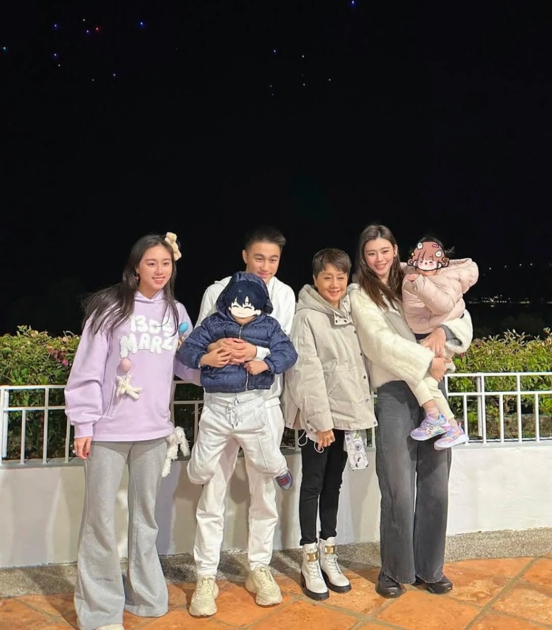 何猷君一家四口，以及妈妈梁安琪和妹妹何超欣。