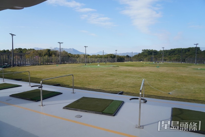 高尔夫球练习场,道多达70条,每一条球道均具备Trackman雷达科技,能够提供挥杆、撃球速度、高球飞行距离等实时数据 高尔夫球练习场,道多达70条,每一条球道均具备Trackman雷达科技,能够提供挥杆、撃球速度、高球飞行距离等实时数据