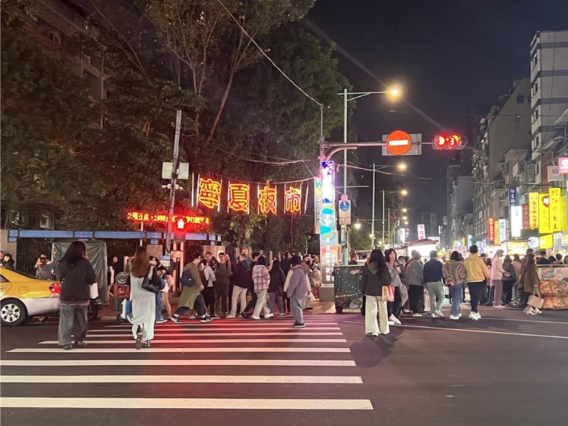 北市产发局长陈俊安表示，北市有65处商业密集地区、51个商圈、16个夜市，以「商圈廊带」大带小模式，已做好准备，迎接陆客来台旅游。