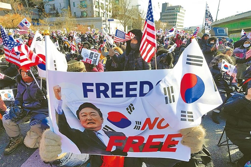 韩国总统尹锡悦被检调逮捕后，执政党「国民之力党」的支持率已反超最大在野党「共同民主党」。图为民众上街声援尹锡悦的档案照。（美联社）