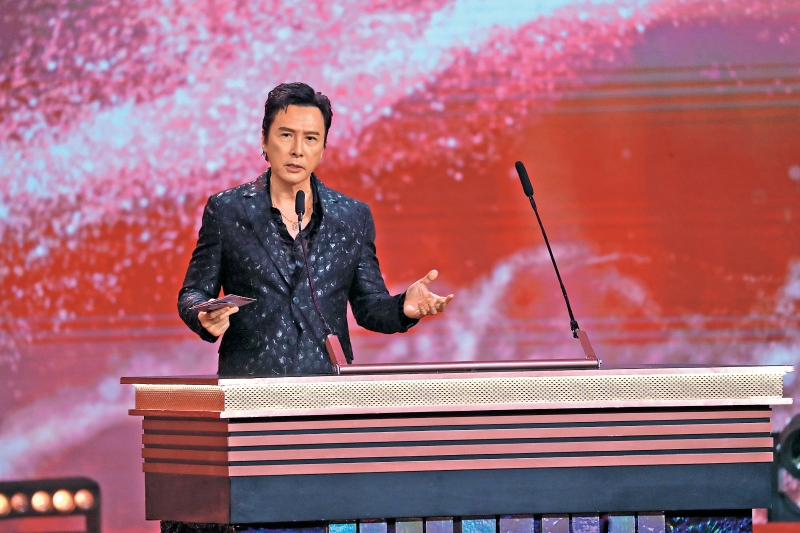 国际巨星甄子丹压轴颁奖,搞笑为视帝、视后争取加人工。 国际巨星甄子丹压轴颁奖,搞笑为视帝、视后争取加人工。