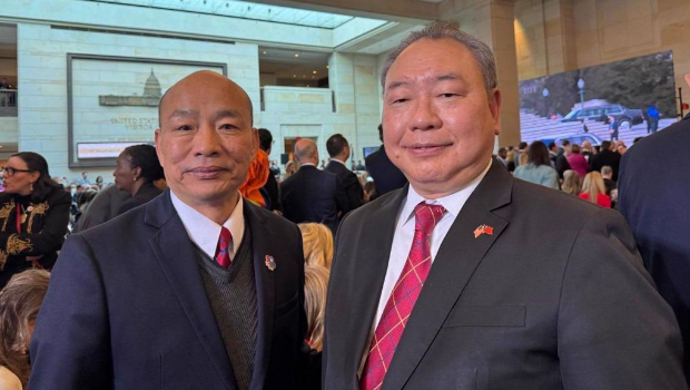 韩国瑜（左）、俞大㵢（右）。