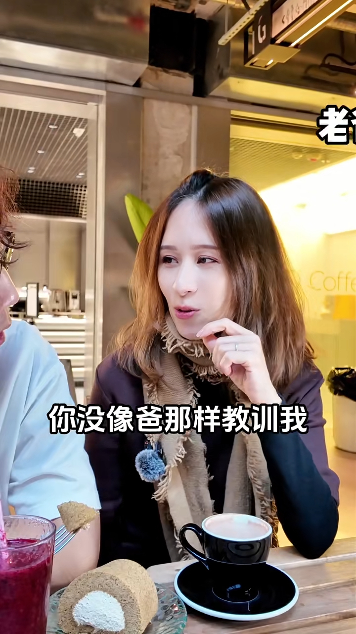 21日,邝文珣在小红书上发布了一段影片,当中她当住老公面谈论对方缺点,又透露对方会好似老窦一样教训她,让她只能哑忍。 21日,邝文珣在小红书上发布了一段影片,当中她当住老公面谈论对方缺点,又透露对方会好似老窦一样教训她,让她只能哑忍。