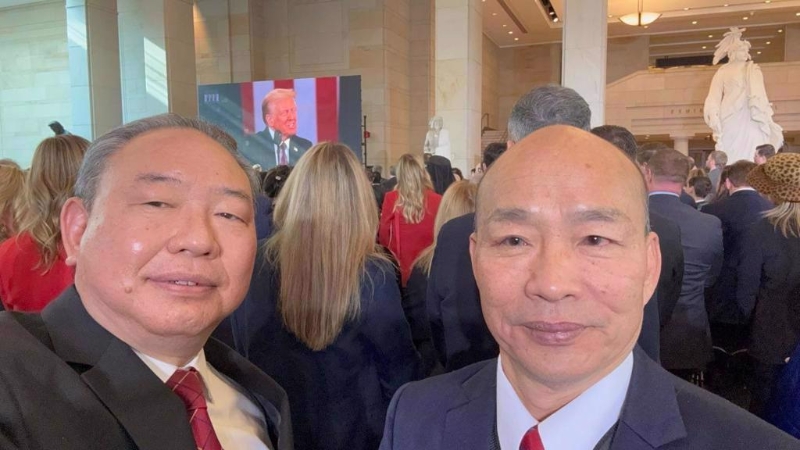 立法院长韩国瑜(右)与驻美代表俞大㵢(左)进入国会大厦观礼，被赞誉为获得近年最高规格待遇。（中天提供）